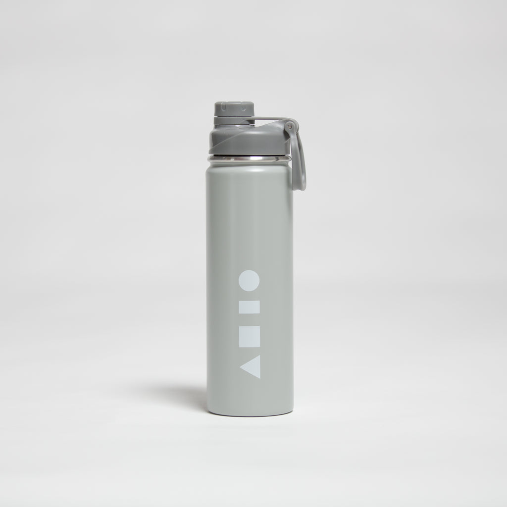 Clay Active sports water drink bottle made from double walled stainless steel. This water bottle is the perfect bottle for training at the gym, cycling, playing tennis, playing basketball and any other sport. It keeps water ice cold, has an easy-access leak-proof lid and a 660ml volume.